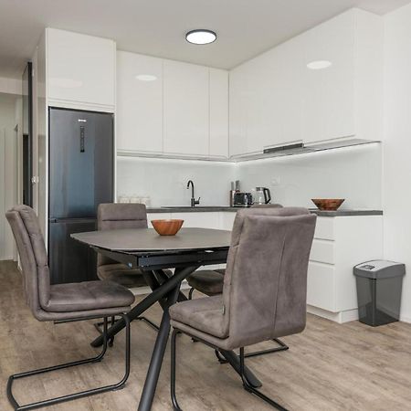 Stunning Apartment In Tucepi With Kitchen 외부 사진