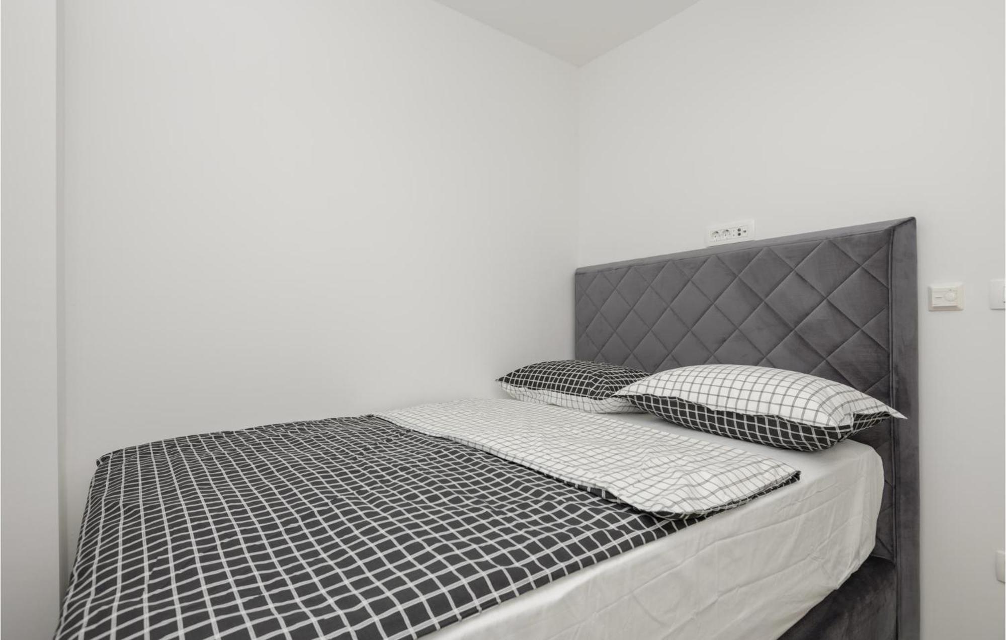 Stunning Apartment In Tucepi With Kitchen 외부 사진