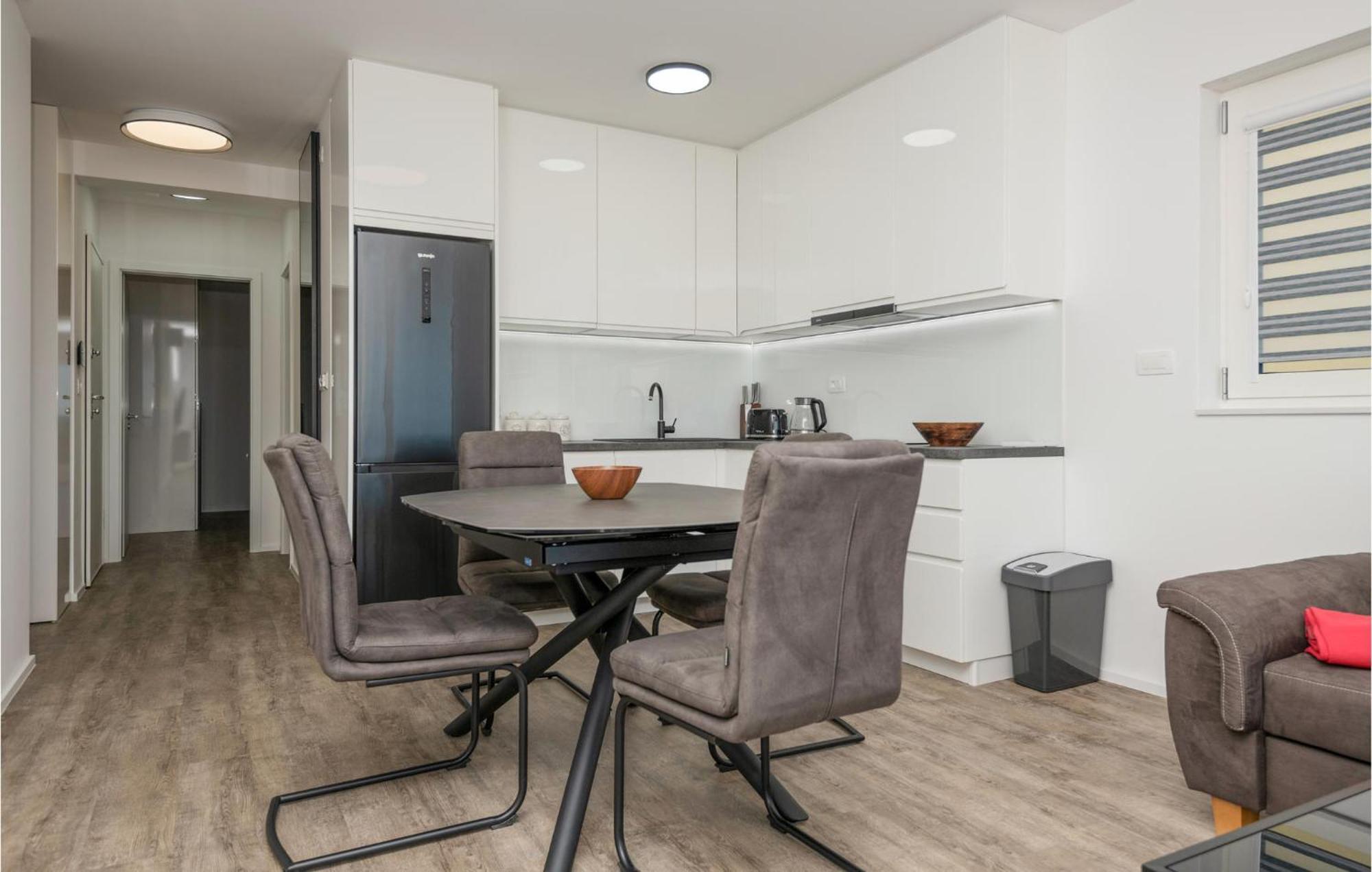 Stunning Apartment In Tucepi With Kitchen 외부 사진