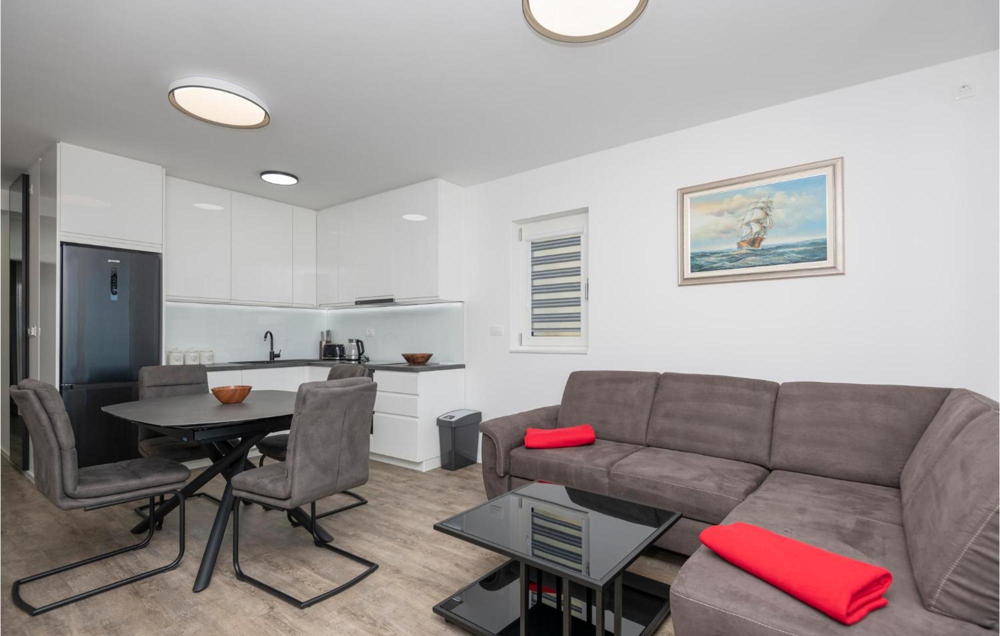 Stunning Apartment In Tucepi With Kitchen 외부 사진