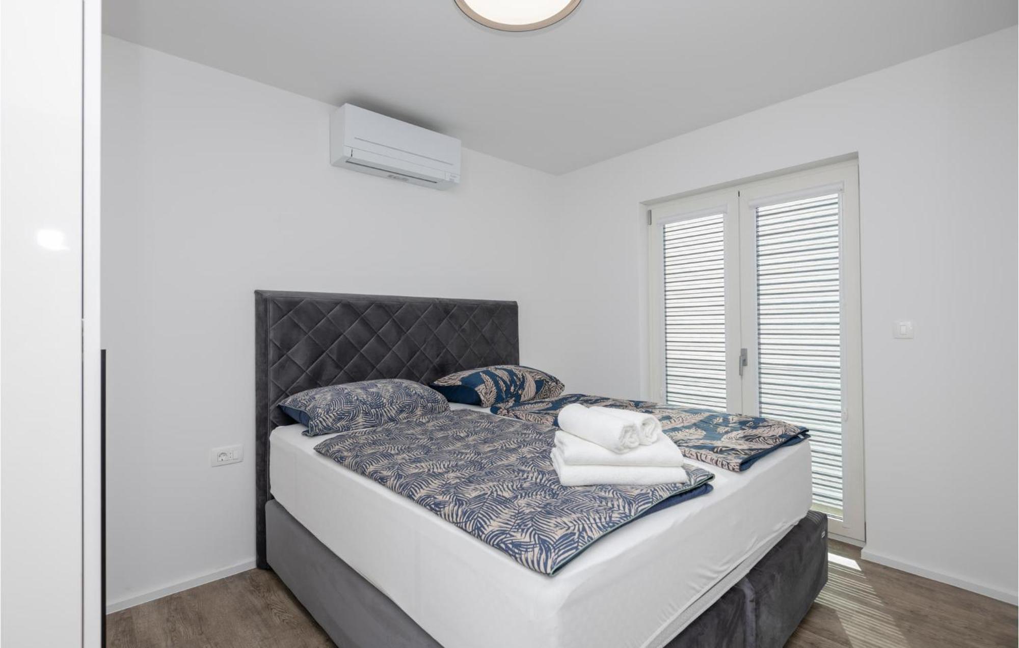 Stunning Apartment In Tucepi With Kitchen 외부 사진